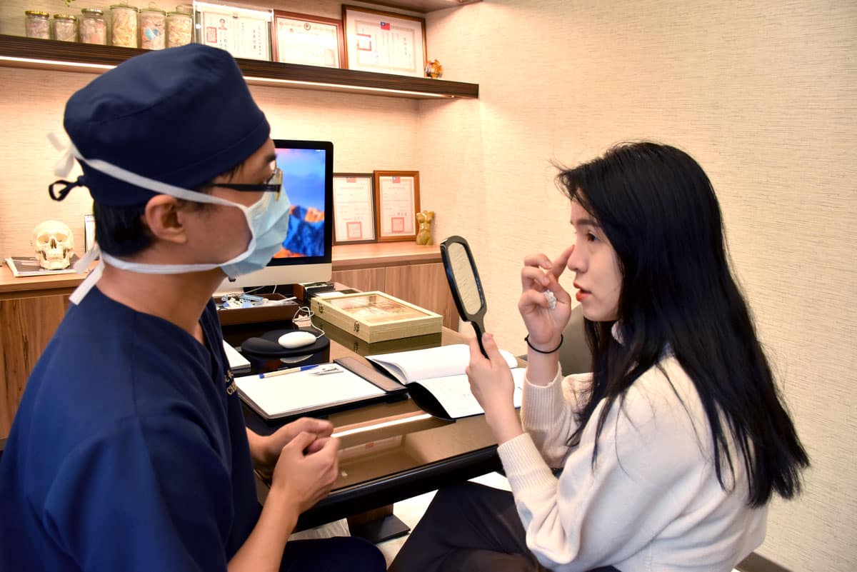隆鼻縮鼻翼敲鼻骨來到Arsty Clinic和荊醫師諮詢-B012204021